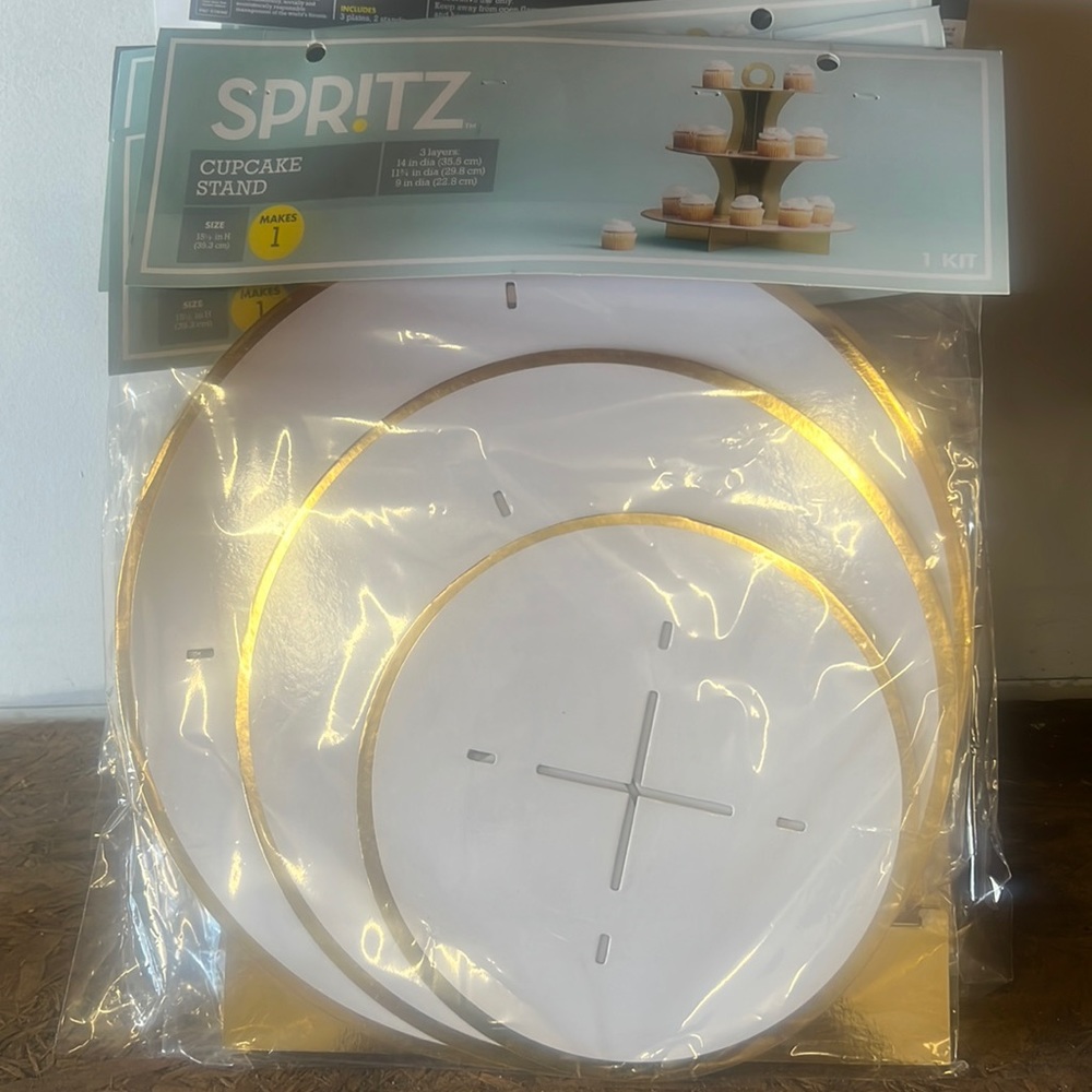 Spritz cupcake holder